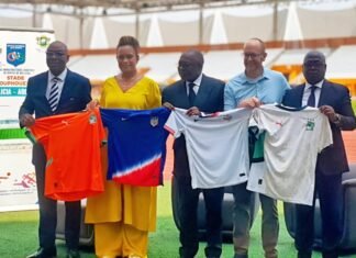 Coopération USA–Côte d’Ivoire : Visite officielle au Stade FHB pour renforcer le partenariat sportif avant la Coupe du Monde 2026